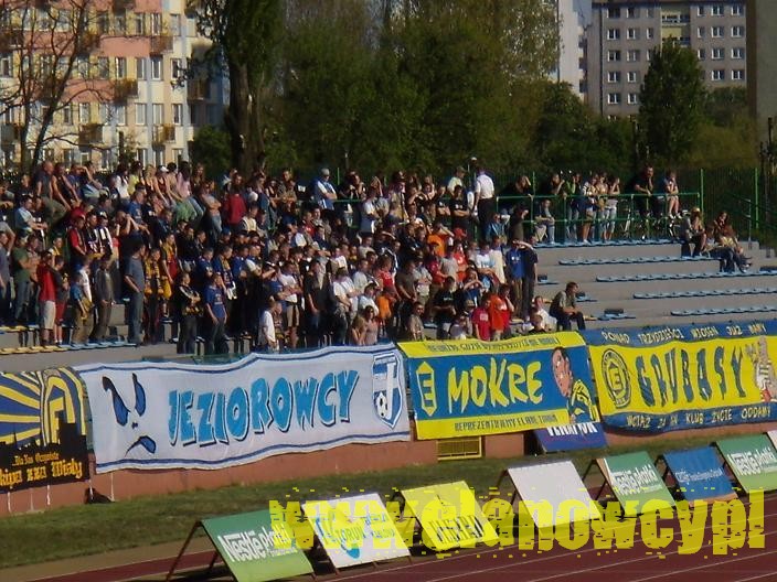Elana Toruń - KP Police 3:0 (0:0)
Elana Toruń - KP Police 3:0 (0:0)

1:0 M. Wróbel (77, karny), 2:0 J. Maćkiewicz (82), 3:0 J. Maćkiewicz (90)

Kibice:
Na tym meczu w młynie zebrało się ponad 100 osób, reszta porozrzucana była po całym stadionie wraz z chłopakami z KS Myszków (5) i Jezioraka Iława (5). Na płocie wywiesiliśmy 6 flag w tym po jednej Jezioraka, Myszkowa i Ruchu. Doping tego dnia był średni, dopiero pod koniec meczu dobry. Oprawy tego dnia nie robiliśmy. Dzięki dla Ziomali za wsparcie.

