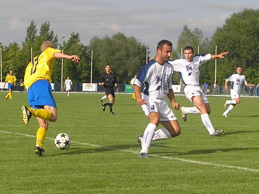 Unia Janikowo - Elana Toruń 4.09.2004 
Dawid Nowak jeszcze w barwach Elany, robi zamieszanie w szeregach piłkarzy Janikowa.
