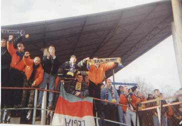Legia Chełmża - Elana Toruń 94/95
Kibice Elany w Chełmży... na zdjęciu widoczna skrojona flaga Legii...
Keywords: Legia Chełmża 94/95