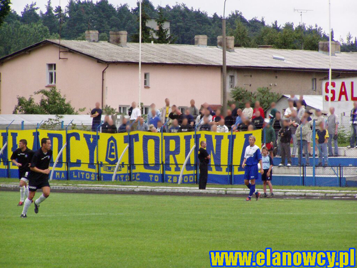 Drwęca NML - Ruch Chorzów 3.08.2004
Dzisiaj odbył się mecz 1/32 Pucharu Polski pomiędzy Drwęcą Nowe Miasto Lubawskie a Ruchem Chorzów.
Na tym meczu pojawiło się 12 osób + 2 dziewczyny z Chorzowa oraz 40 kiboli Elany Toruń z flagą Władcy Torunia. 
